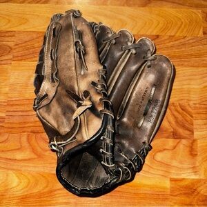 RIGHT HAND THROW Easton 12.5” EX126B Black Magic Series Baseball Glove Softball